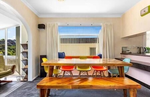 Whitby House | Retro retreat with style!