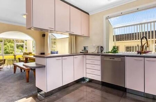 Whitby House | Retro retreat with style!