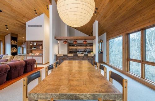 Hulen Meadows House | Retro River View