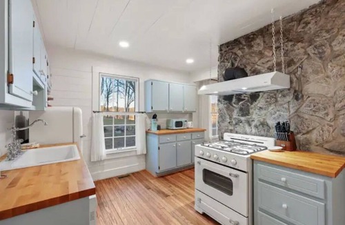 Suches Cottage | Retro Rock Cottage- Private Toccoa River Retreat