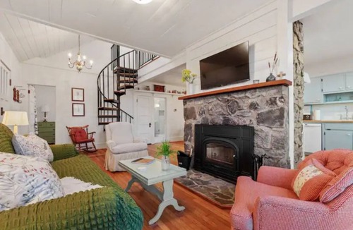 Suches Cottage | Retro Rock Cottage- Private Toccoa River Retreat