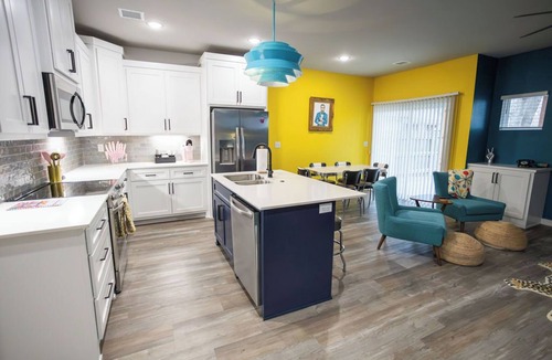 Broken Arrow House | Retro Rose Retreat - Walk to the Broken Arrow Rose District