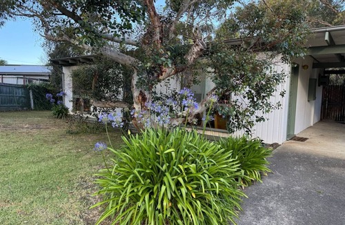 Jan Juc House | Retro Shack, Cool, Pets, Beach!