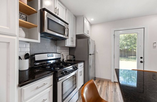 St. Edwards House | Retro SoCo GetawayTownhome!
