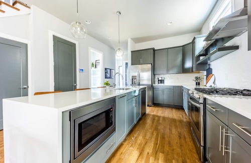 Hadley - Washington House | Retro Spacious Home-close to DT Nash w/parking!