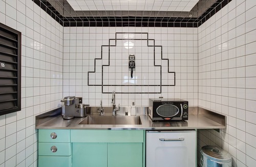 West End Cottage | Retro-style Home in Ruston: Walkable Location!