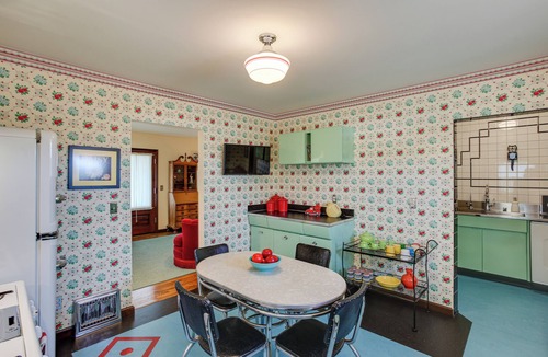 West End Cottage | Retro-style Home in Ruston: Walkable Location!