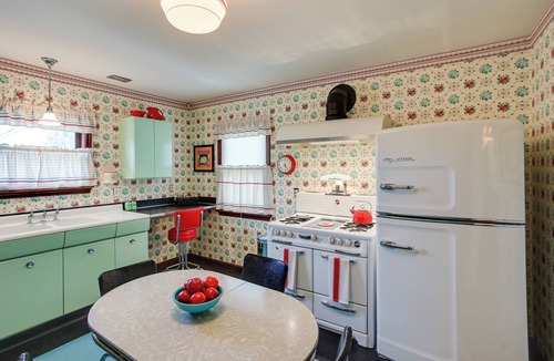 West End Cottage | Retro-style Home in Ruston: Walkable Location!