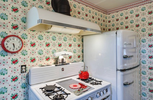 West End Cottage | Retro-style Home in Ruston: Walkable Location!