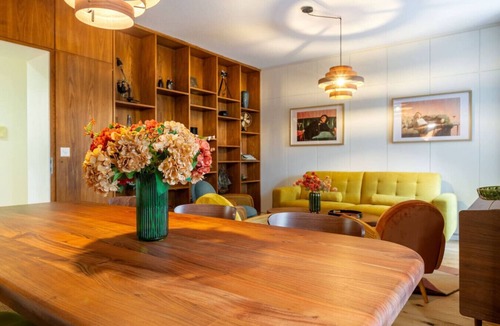 District 6 Apartment | Retro Suite · 2 King Betten + Schlafsofa – zentral