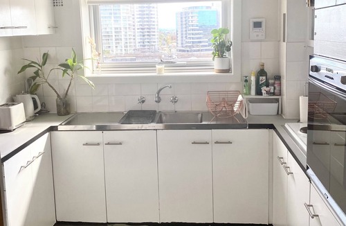 Kirribilli Apartment | Retro Sydney Harbour-view- Free Parking