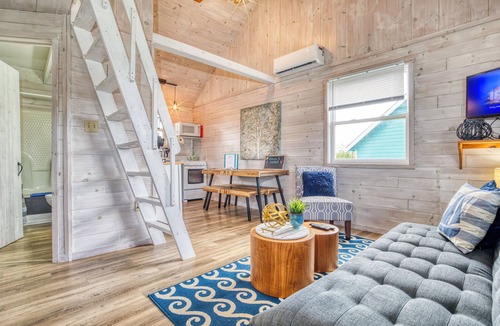 York Cottage | Reunion Cottages, 5 minutes walking to beach entrance & Stanhope Golf Course.