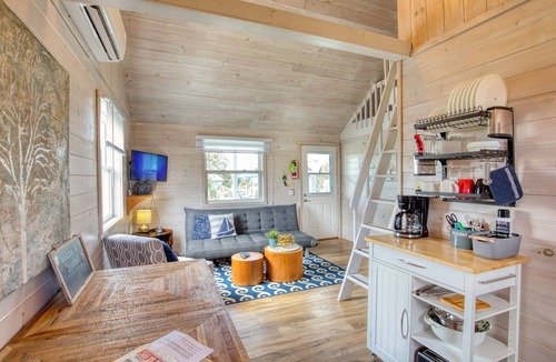 York Cottage | Reunion Cottages, 5 minutes walking to beach entrance & Stanhope Golf Course.