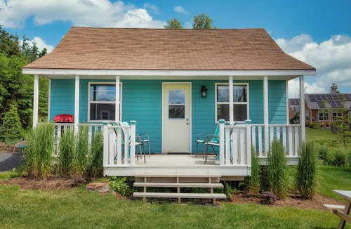 York Cottage | Reunion Cottages, 5 minutes walking to beach entrance & Stanhope Golf Course.