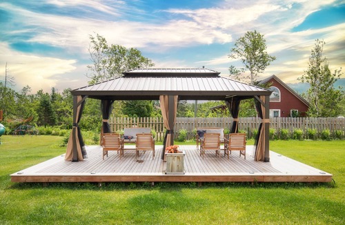 York Cottage | Reunion Cottages, 5 minutes walking to beach entrance & Stanhope Golf Course.