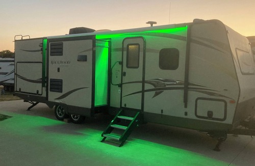 Bryan House | Reveille RV Resort Bryan 5mi to Downtown 10 to Kyle Field! GLAMPING, sleeps 6!
