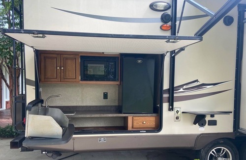 Bryan House | Reveille RV Resort Bryan 5mi to Downtown 10 to Kyle Field! GLAMPING, sleeps 6!