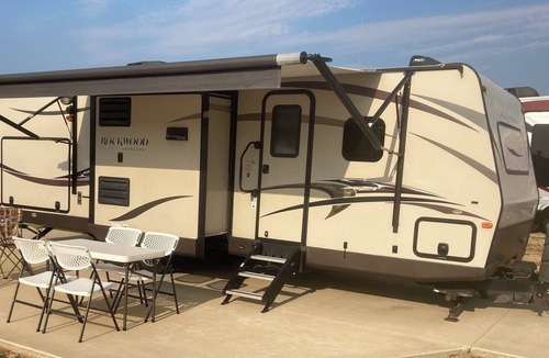 Bryan House | Reveille RV Resort Bryan 5mi to Downtown 10 to Kyle Field! GLAMPING, sleeps 6!