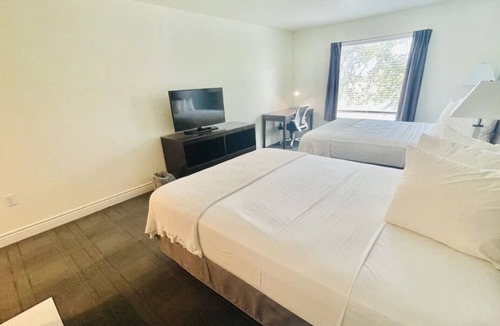 Cuero House | Revel In Aesthetic Charm! 4 Ergonomic Units, Minutes’ drive from JB Wells Park