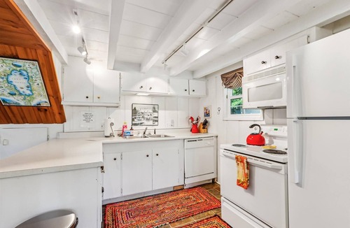 Pineland House | Reynold's Charming West Shore Cabin