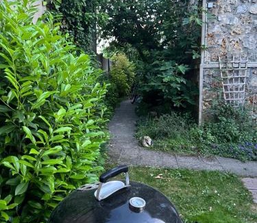 Houilles Apartment | Rez-de-jardin cozy