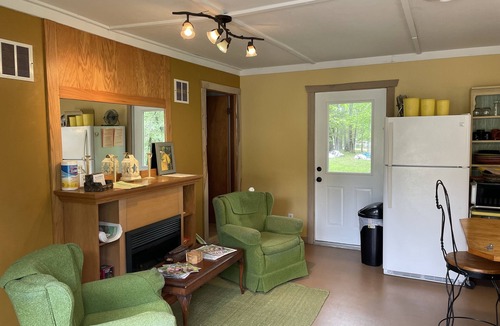 Bourbon Cabin | RGM Farms Guesthouse, rural tranquil setting for family & friends to enjoy.