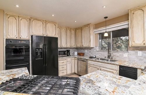 Round Hill Village House | RH465- Ultimate Mountain Retreat