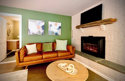 Rhinebeck Hotel | Rhinebeck Inn Suite with Private Deck