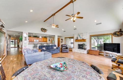 Log Cabin House | ‘Rhodes Retreat’ w/Dock on Cedar Creek Lake!