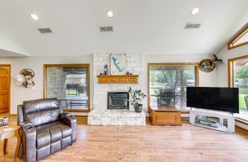 Log Cabin House | ‘Rhodes Retreat’ w/Dock on Cedar Creek Lake!