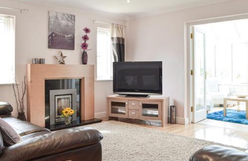 Cardigan House | Rhosyn Gwyn