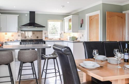 Cardigan House | Rhosyn Gwyn