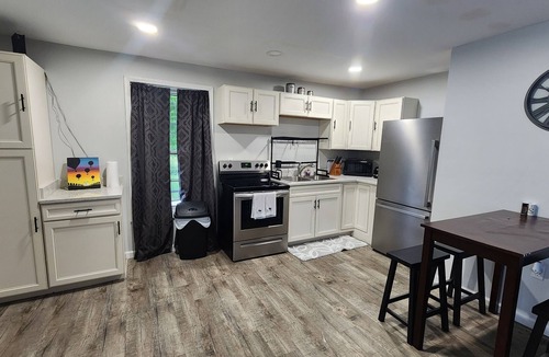 Madison House | Rhythm & Blues! Quiet, private, downtown! -Golf Cart Available!