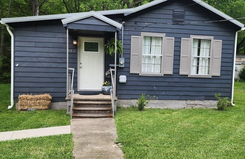 Madison House | Rhythm & Blues! Quiet, private, downtown! -Golf Cart Available!