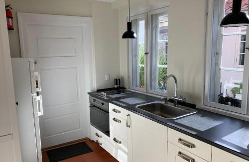 Ribe Apartment | Ribe Sønderport Bed & Kitchen