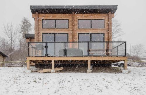 Harwood House | Rice Lake #8 2-BDR Lakefront Cottage