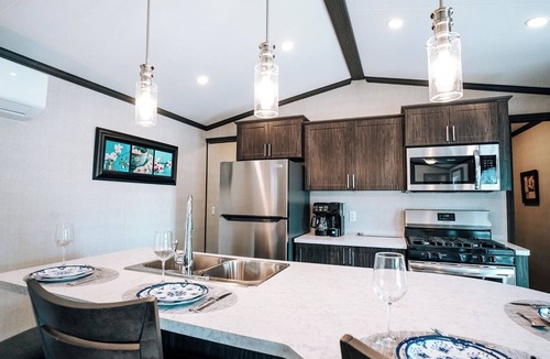 Otonabee-South Monaghan Cottage | Rice Lake Escape –Family Cottage with Pool, Beach Access & Lake Views.