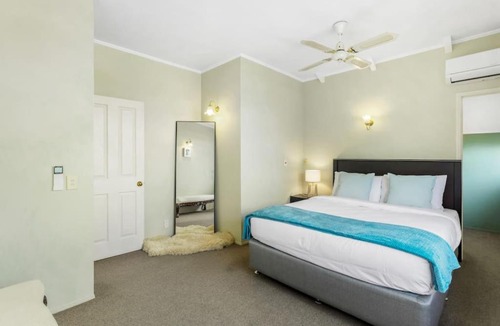 Forrest Hill House | Richards Retreat with parking and deck