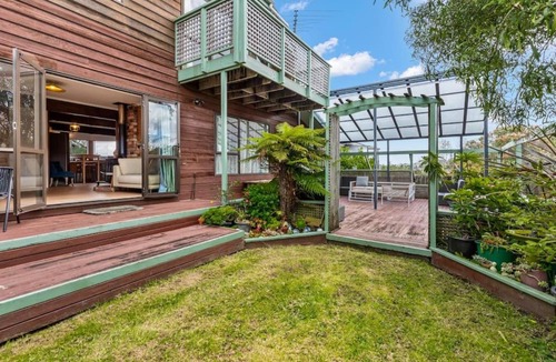 Forrest Hill House | Richards Retreat with parking and deck