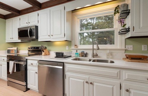 North Chesterfield House | Richmond Getaway | Golf Course Views + Workspace