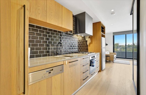 Richmond North Apartment | Richmond Heritage Executive Apt. for 2 w/parking