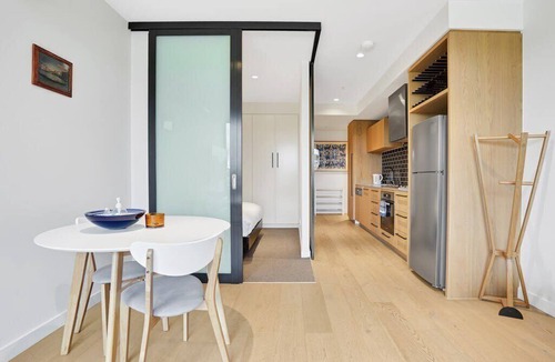 Richmond North Apartment | Richmond Heritage Executive Apt. for 2 w/parking