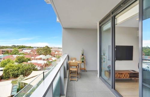 Richmond North Apartment | Richmond Heritage Executive Apt. for 2 w/parking