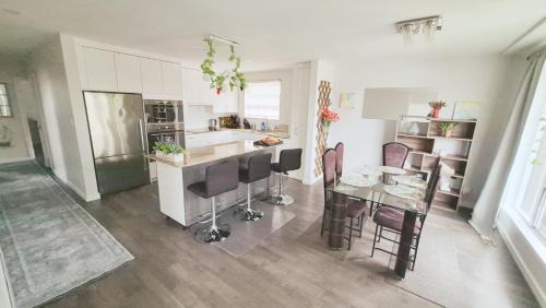 Richview Apartment | Richview Gardens Suite, 3-bdr