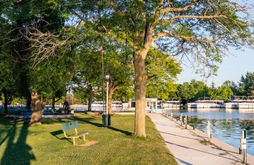 Smiths Falls Apartment | Rideau King 1Br Apartment Free Parking