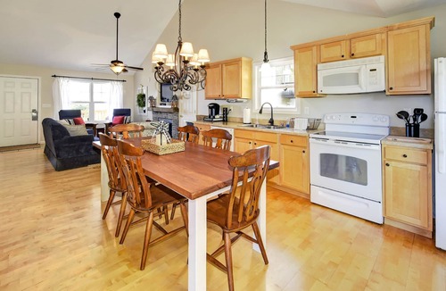 Taylorsville House | Ridge Retreat 42 Sleeps 8 + Crib. NEW HOT TUB