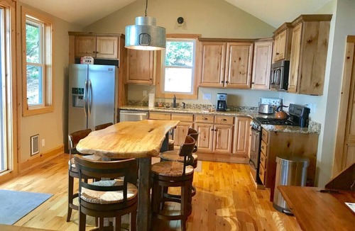 Apple Ridge Cottage | Ridgecrest cottage with Mountain Views