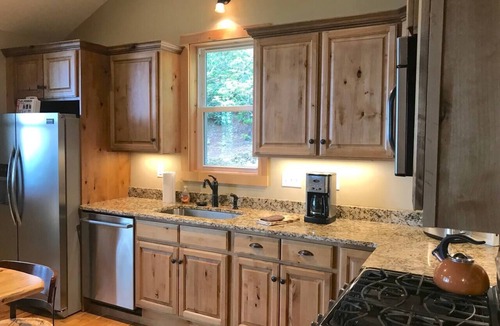 Apple Ridge Cottage | Ridgecrest cottage with Mountain Views
