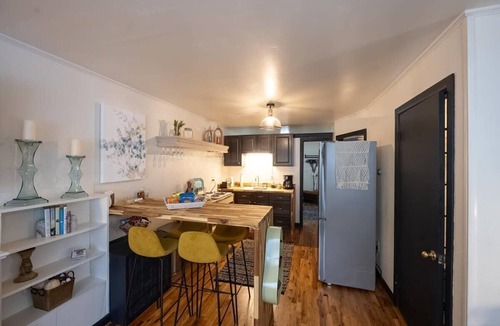 Eureka Springs Historic District Apartment | Ridgeway Bed & Brksfst Suite, Full Kitchen, Slps 4