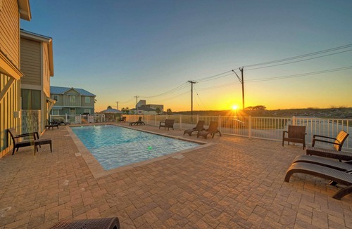 Corpus Christi Cottage | Ridley Retreat Community Pool, Mins to the Beach Corpus Christi + Port A